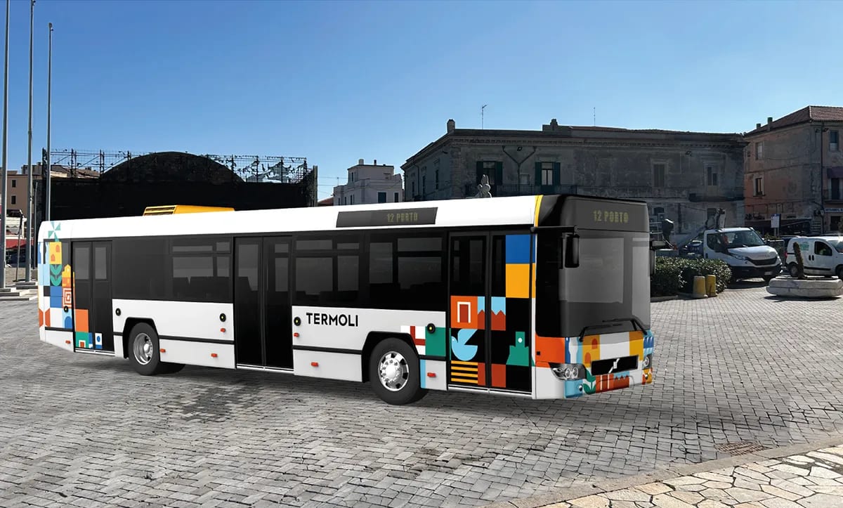 Valla con patrón de iconos de la identidad de Termoli instalada en una plaza, de Irene Valverde Fernández, alumna de Diseño Gráfico y Motion Graphics en TRAZOS