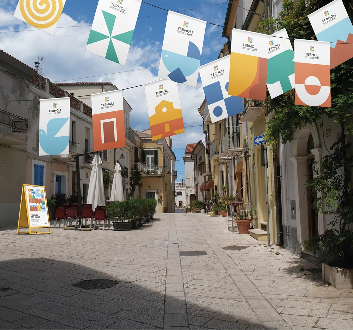 Banderolas con iconos de la identidad de Termoli colgadas en un callejón, de Irene Valverde Fernández, alumna de Diseño Gráfico y Motion Graphics en TRAZOS