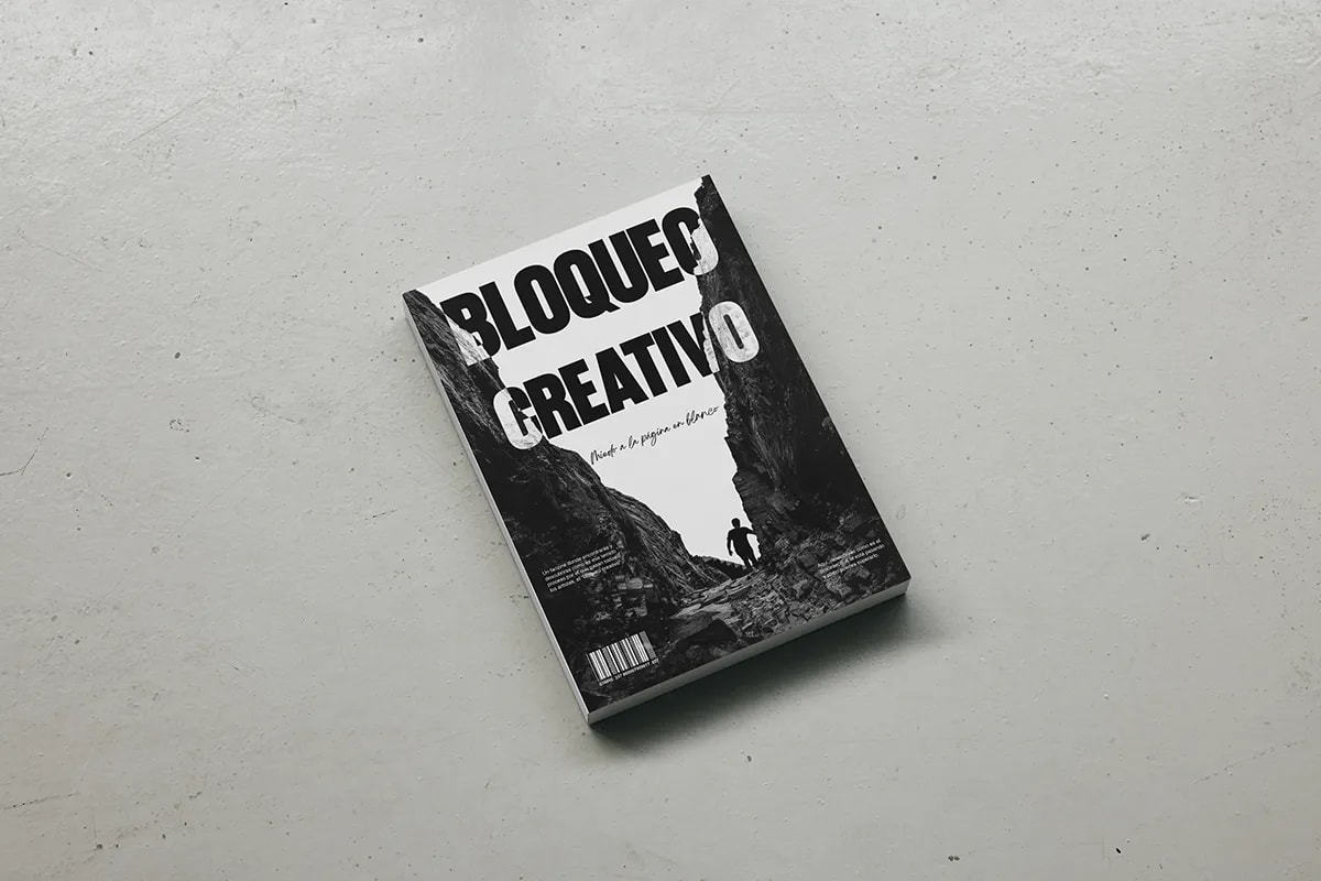 Ejemplar impreso de la revista Bloqueo Creativo sobre fondo claro, de Rita García, alumna de Diseño Gráfico y Motion Graphics en TRAZOS