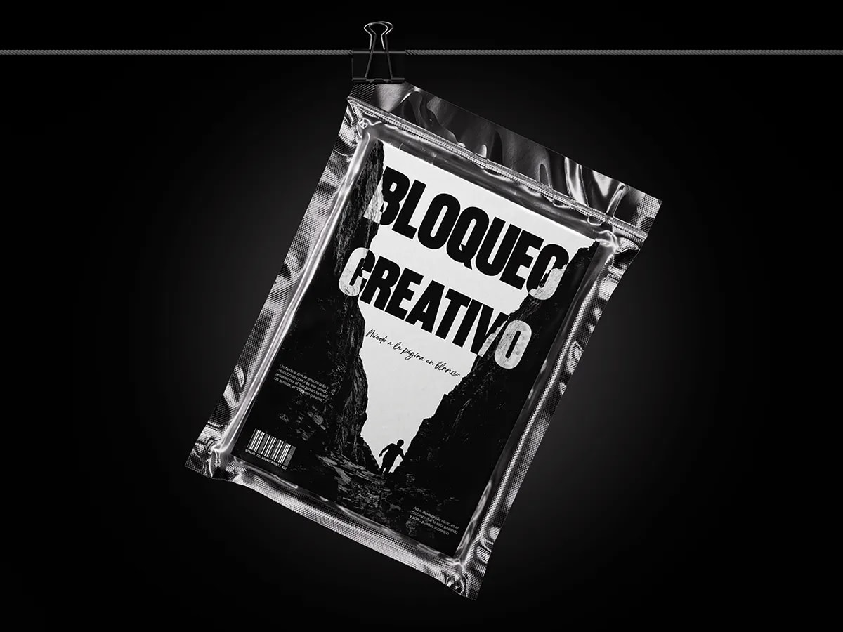 Bolsa metalizada de Bloqueo Creativo con la portada en blanco y negro, de Rita García, alumna de Diseño Gráfico y Motion Graphics en TRAZOS