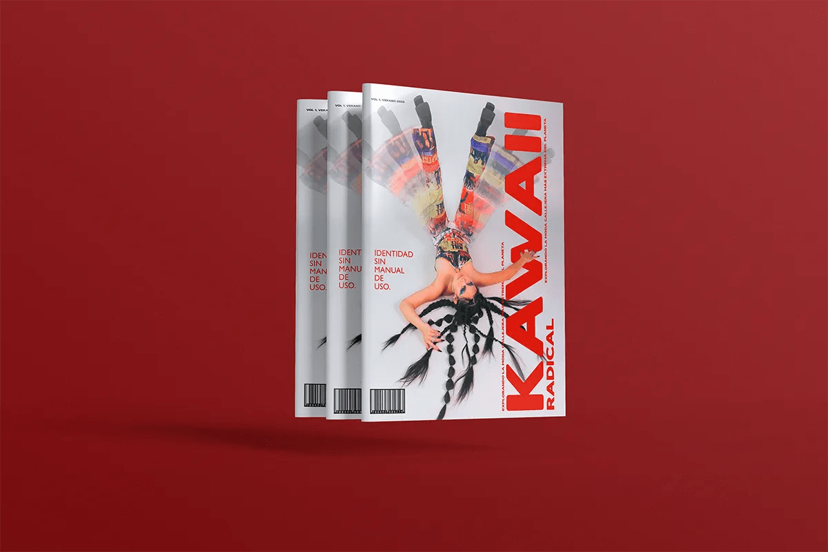 Varios ejemplares apilados de la revista de moda KAWAII RADICAL, de Lara Oreiro, alumna de Diseño Gráfico y Motion Graphics en TRAZOS