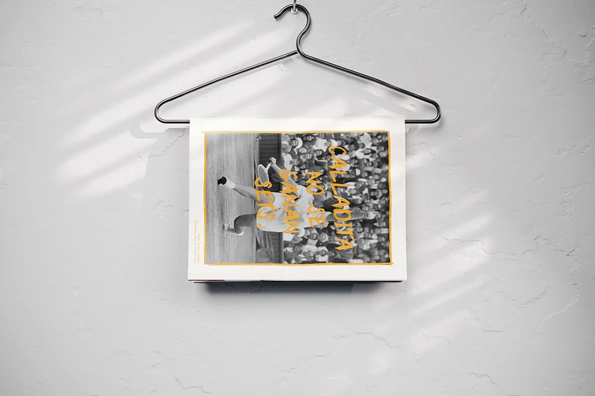 Ejemplar de la revista Calladita no se ganan sets colgado de una percha, de Maren Alberdi Hernández, alumna de Diseño Gráfico y Motion Graphics en TRAZOS