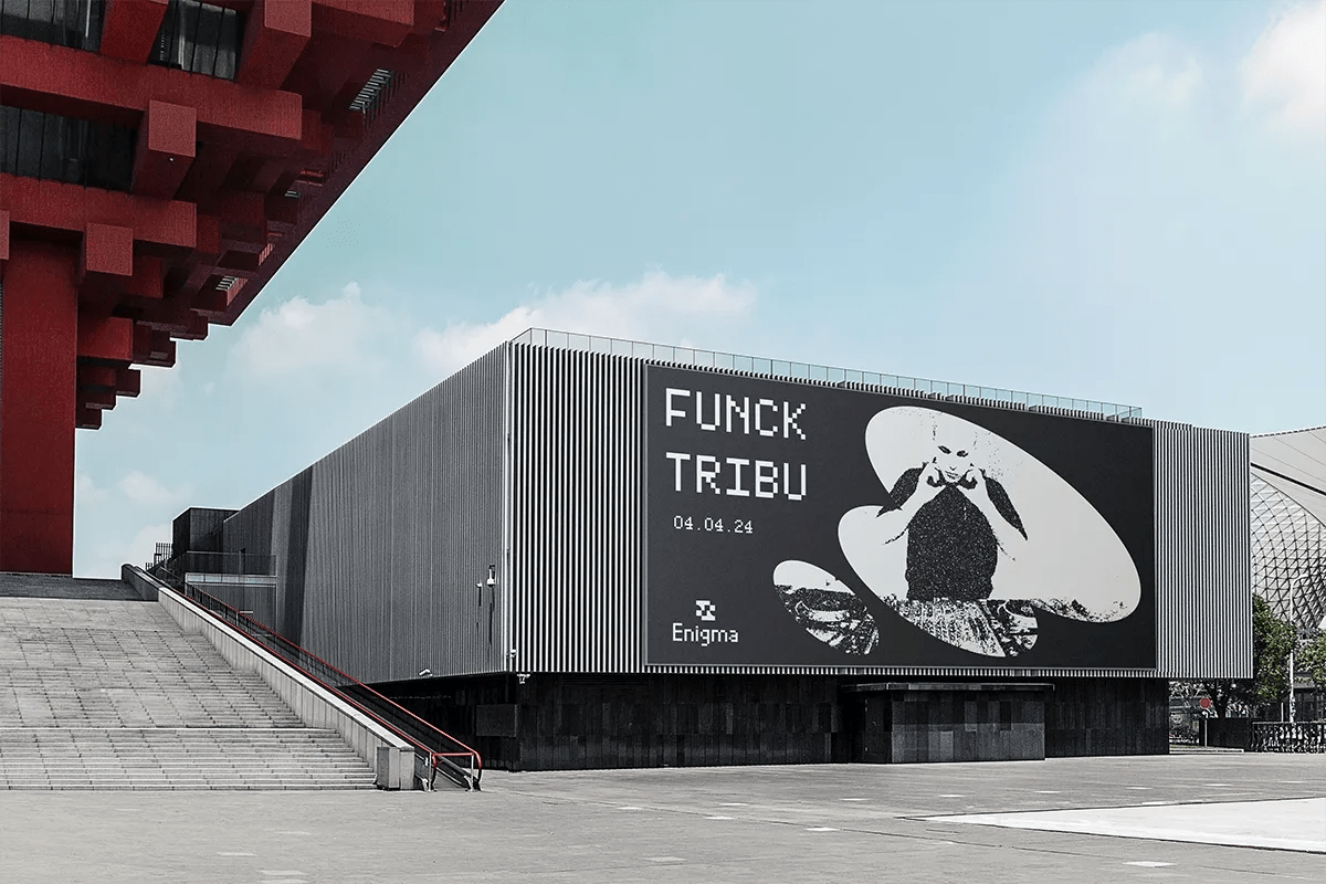 Mockup de la fachada con el cartel Funck Tribu del festival Enigma, de Iman Drissi, alumna de Diseño Gráfico y Motion Graphics en TRAZOS