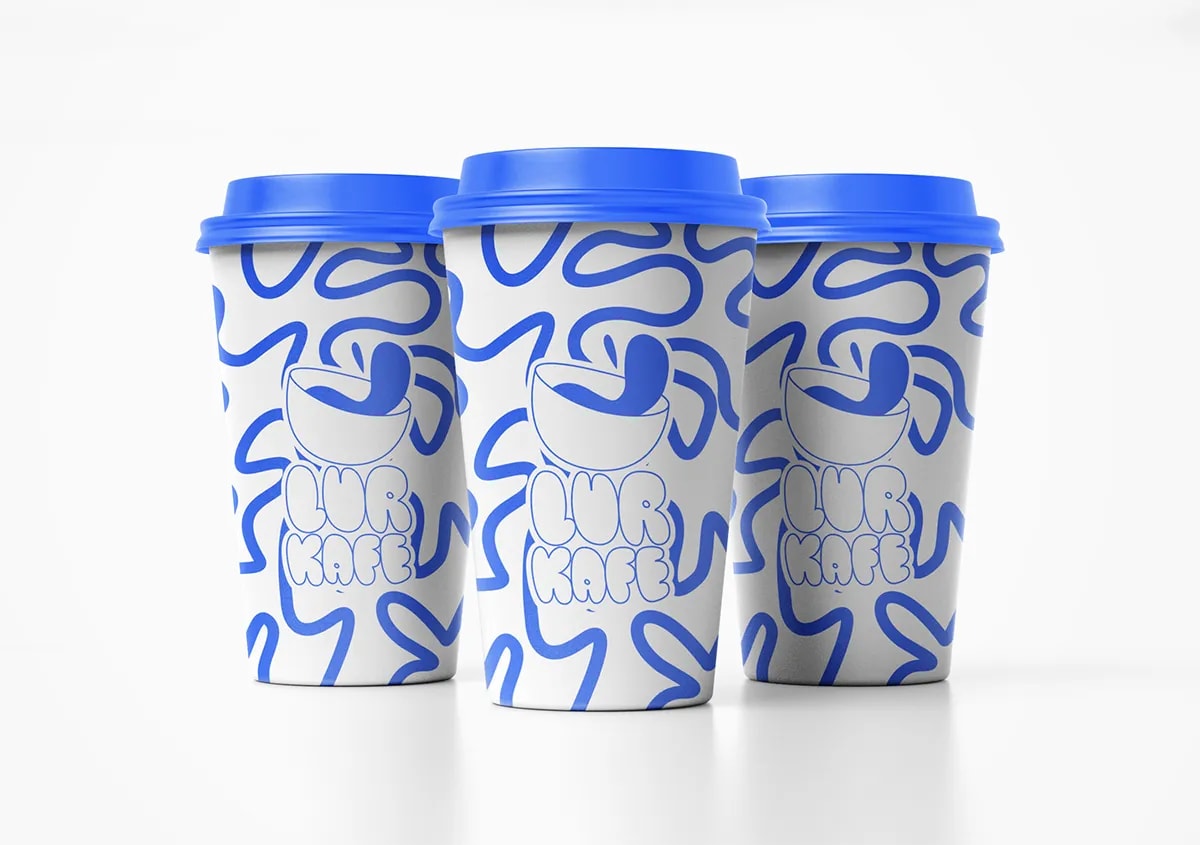 Mockup de vasos de café para llevar de la marca Lur Kafe, de Idoia Gutiérrez, alumna de Diseño Gráfico y Motion Graphics en TRAZOS