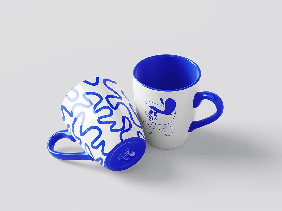 Mockup de tazas de la marca Lur Kafe con la mascota y el patrón de ondas, de Idoia Gutiérrez, alumna de Diseño Gráfico y Motion Graphics en TRAZOS