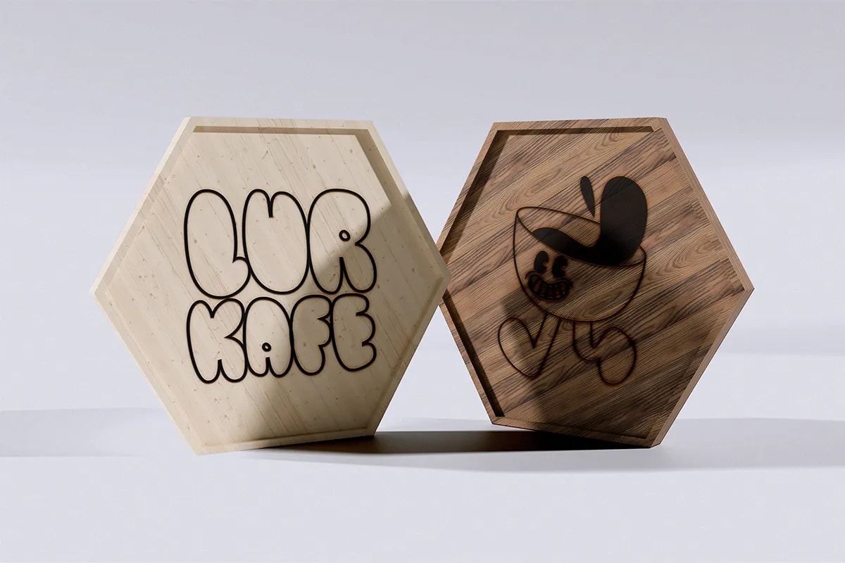 Mockup de señales hexagonales de madera grabadas con el logo de Lur Kafe, de Idoia Gutiérrez, alumna de Diseño Gráfico y Motion Graphics en TRAZOS