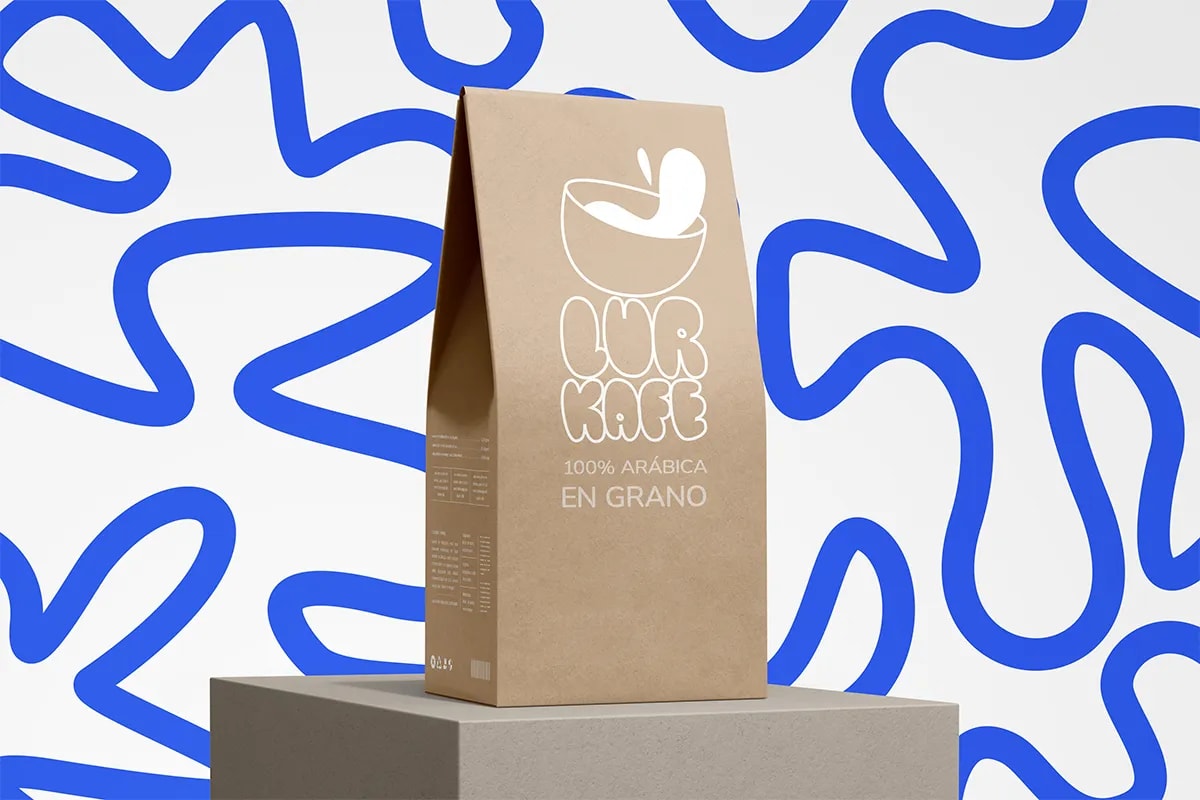 Mockup de la bolsa de café en grano de la marca Lur Kafe, de Idoia Gutiérrez, alumna de Diseño Gráfico y Motion Graphics en TRAZOS