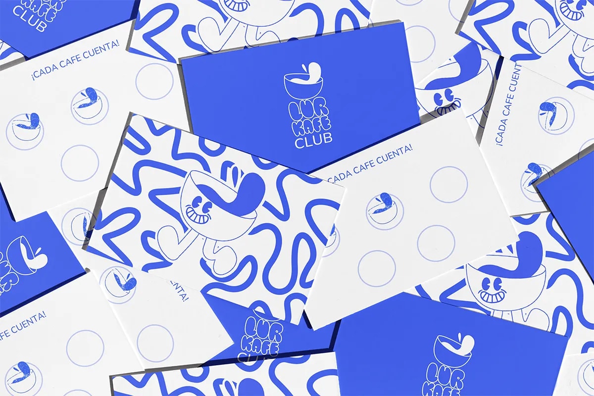 Mockup de las tarjetas de fidelidad Lur Kafe Club, de Idoia Gutiérrez, alumna de Diseño Gráfico y Motion Graphics en TRAZOS