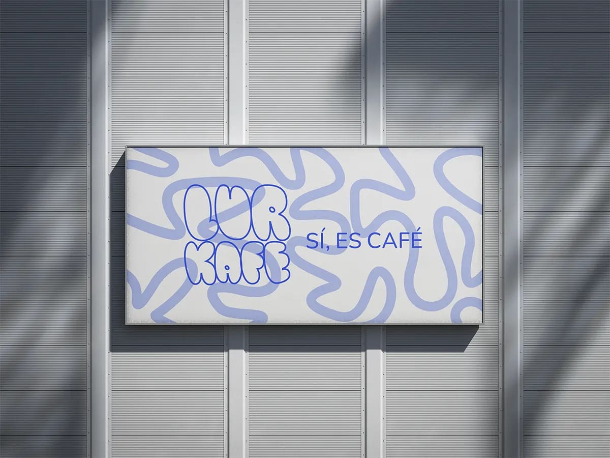 Mockup del rótulo de fachada de la cafetería Lur Kafe, de Idoia Gutiérrez, alumna de Diseño Gráfico y Motion Graphics en TRAZOS