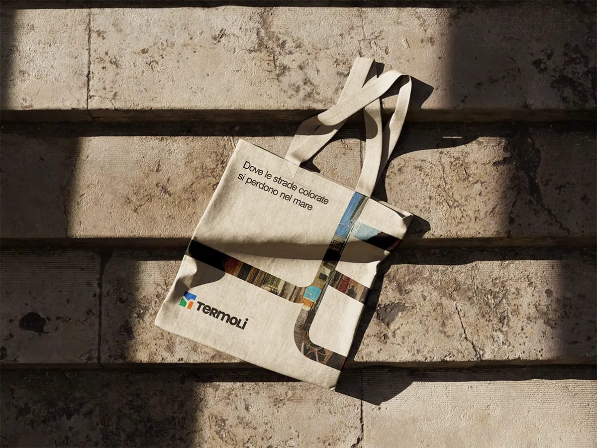 Bolsa de tela con la marca Termoli sobre unos escalones de piedra, de Belén Gonzalo Antón, alumna de Diseño Gráfico y Motion Graphics en TRAZOS