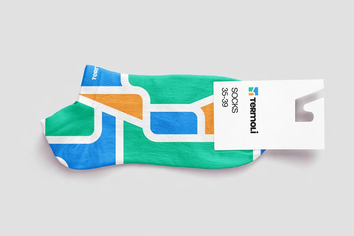 Calcetines con el patrón de mapa de la marca Termoli y su etiqueta, de Belén Gonzalo Antón, alumna de Diseño Gráfico y Motion Graphics en TRAZOS