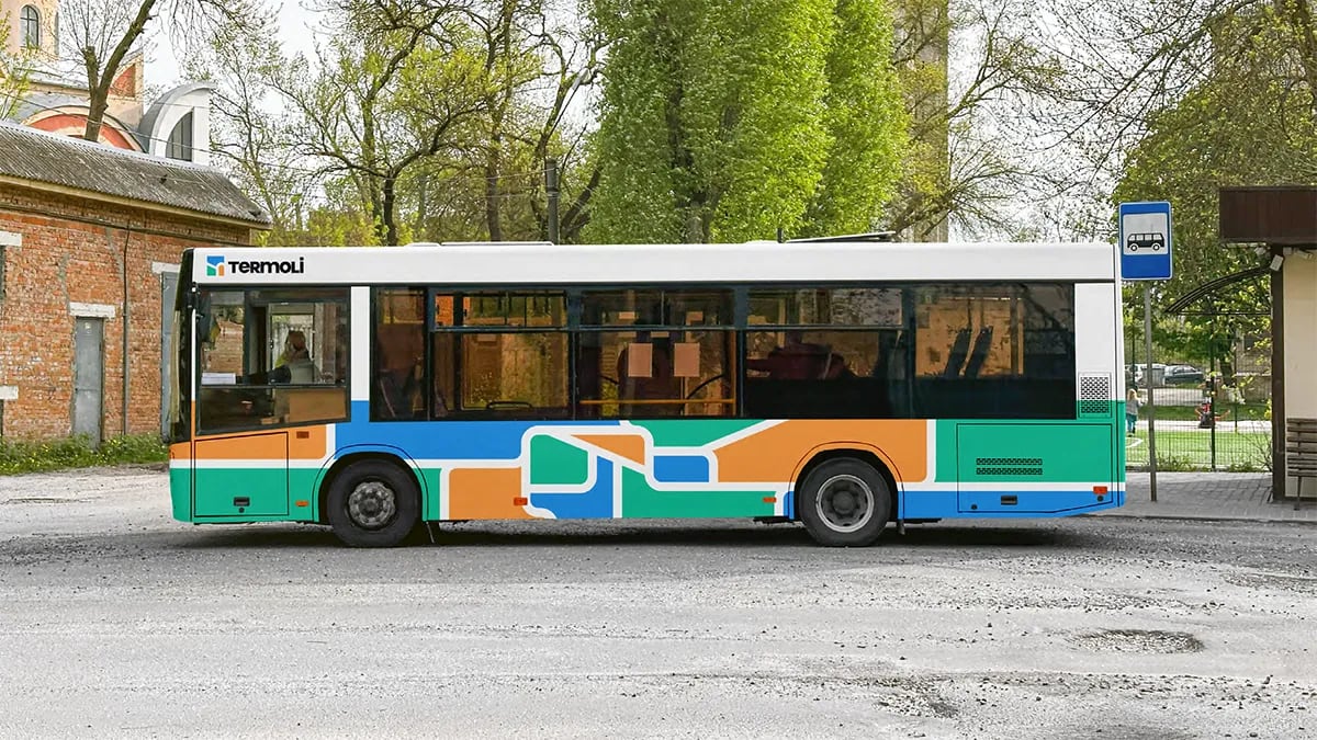 Autobús urbano rotulado con el patrón de color de la marca Termoli, de Belén Gonzalo Antón, alumna de Diseño Gráfico y Motion Graphics en TRAZOS