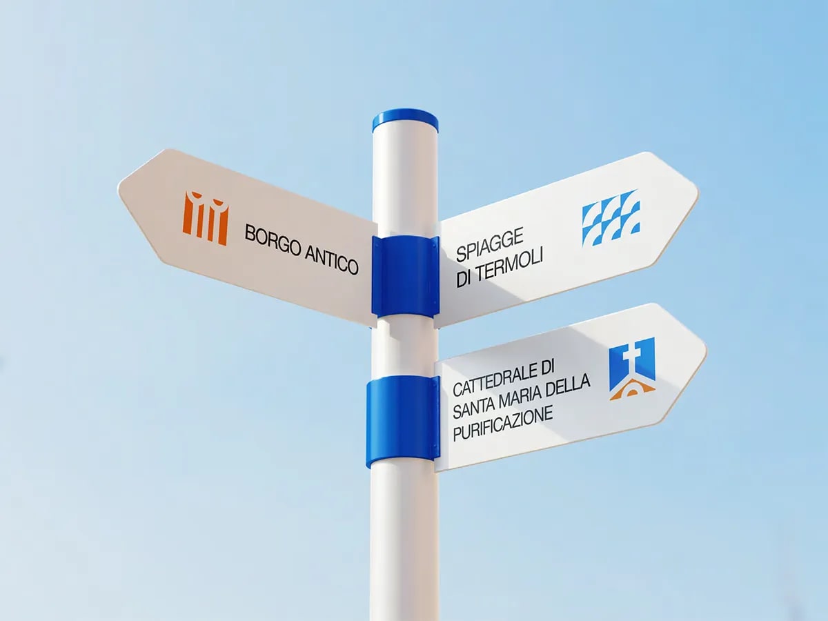 Señalética direccional de Termoli con iconos hacia el borgo antico, las playas y la catedral, de Belén Gonzalo Antón, alumna de Diseño Gráfico y Motion Graphics en TRAZOS