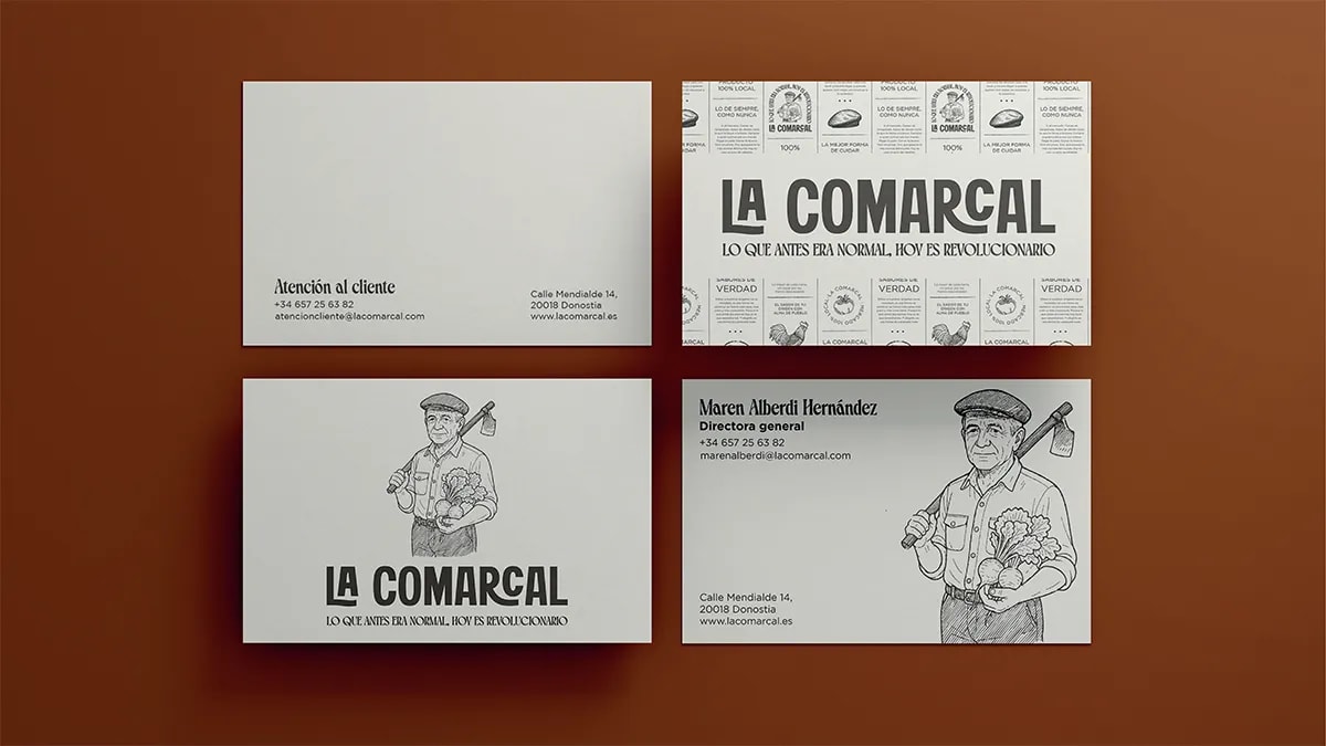 Mockup de dos botellas de aceite de oliva virgen extra La Comarcal con ilustración de un agricultor, de Maren Alberdi Hernández, alumna de Diseño Gráfico y Motion Graphics en TRAZOS