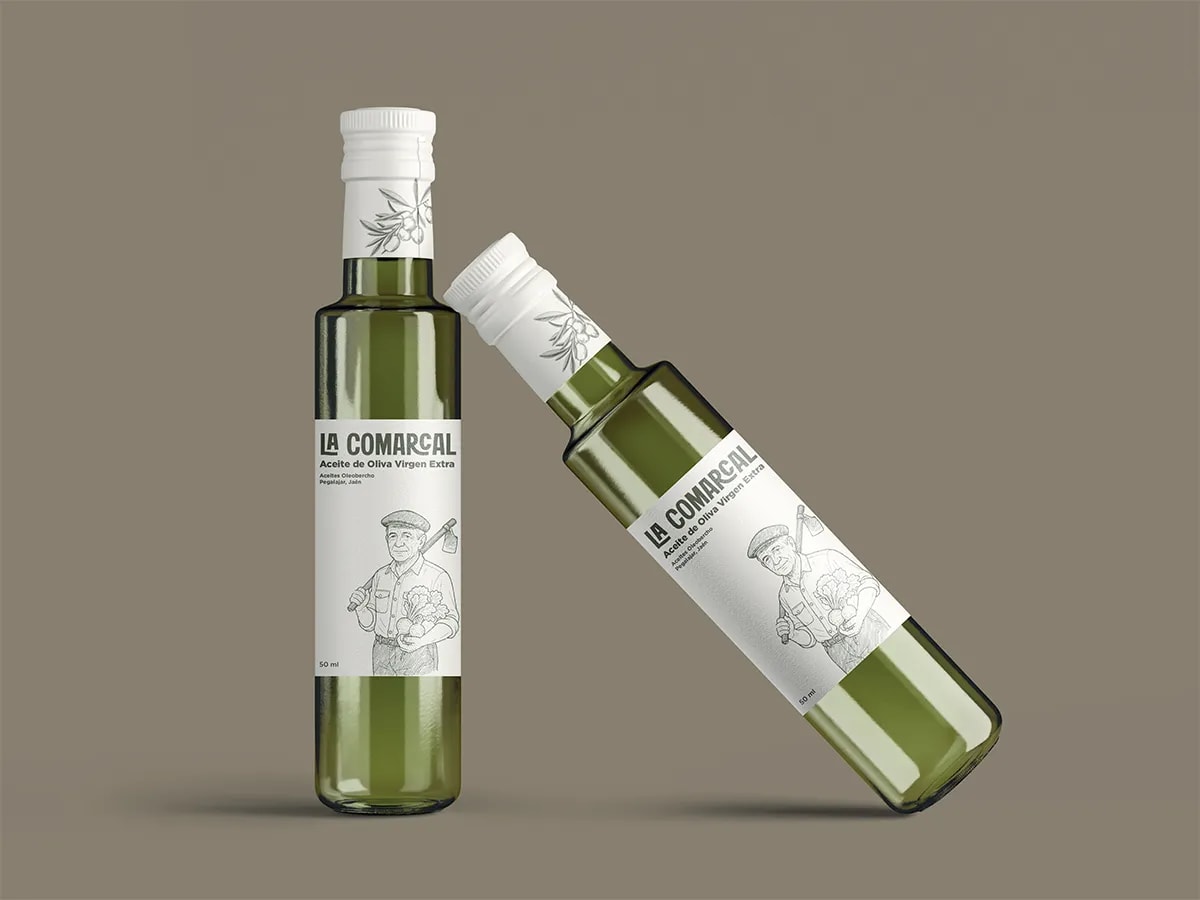 Detalle de etiqueta colgante de La Comarcal con ilustración grabada de un agricultor, de Maren Alberdi Hernández, alumna de Diseño Gráfico y Motion Graphics en TRAZOS