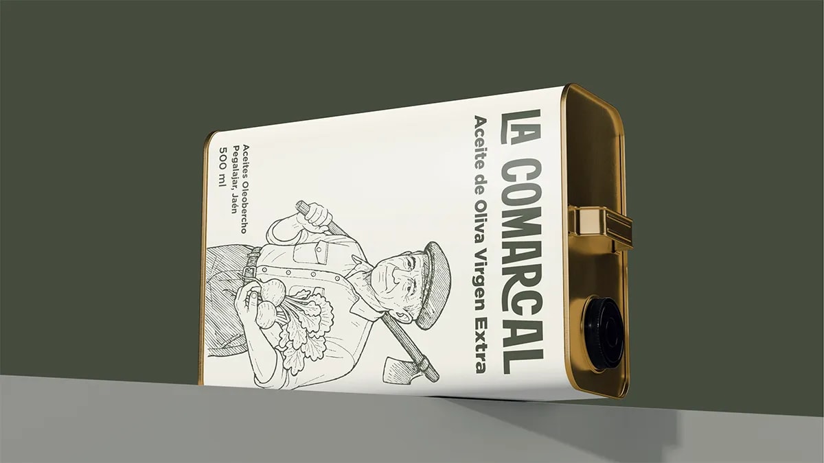 Dos botellas de aceite de oliva virgen extra La Comarcal sobre fondo neutro, de Maren Alberdi Hernández, alumna de Diseño Gráfico y Motion Graphics en TRAZOS