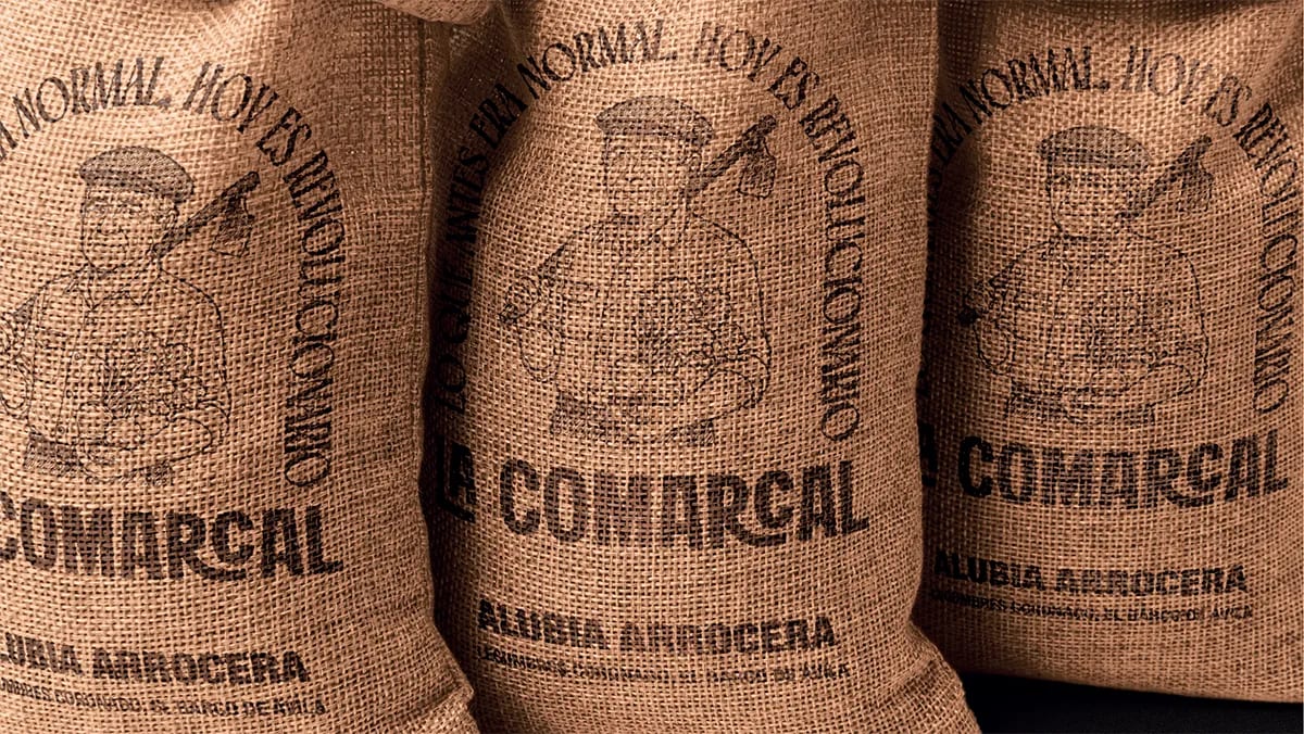 Lata de 500 ml de aceite de oliva virgen extra La Comarcal con ilustración de agricultor, de Maren Alberdi Hernández, alumna de Diseño Gráfico y Motion Graphics en TRAZOS