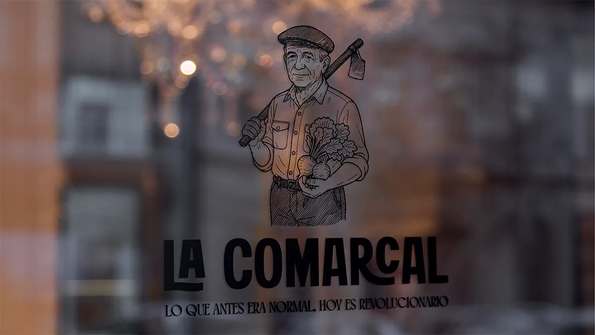 Vinilo de escaparate con la ilustración de agricultor y el logo de La Comarcal, de Maren Alberdi Hernández, alumna de Diseño Gráfico y Motion Graphics en TRAZOS