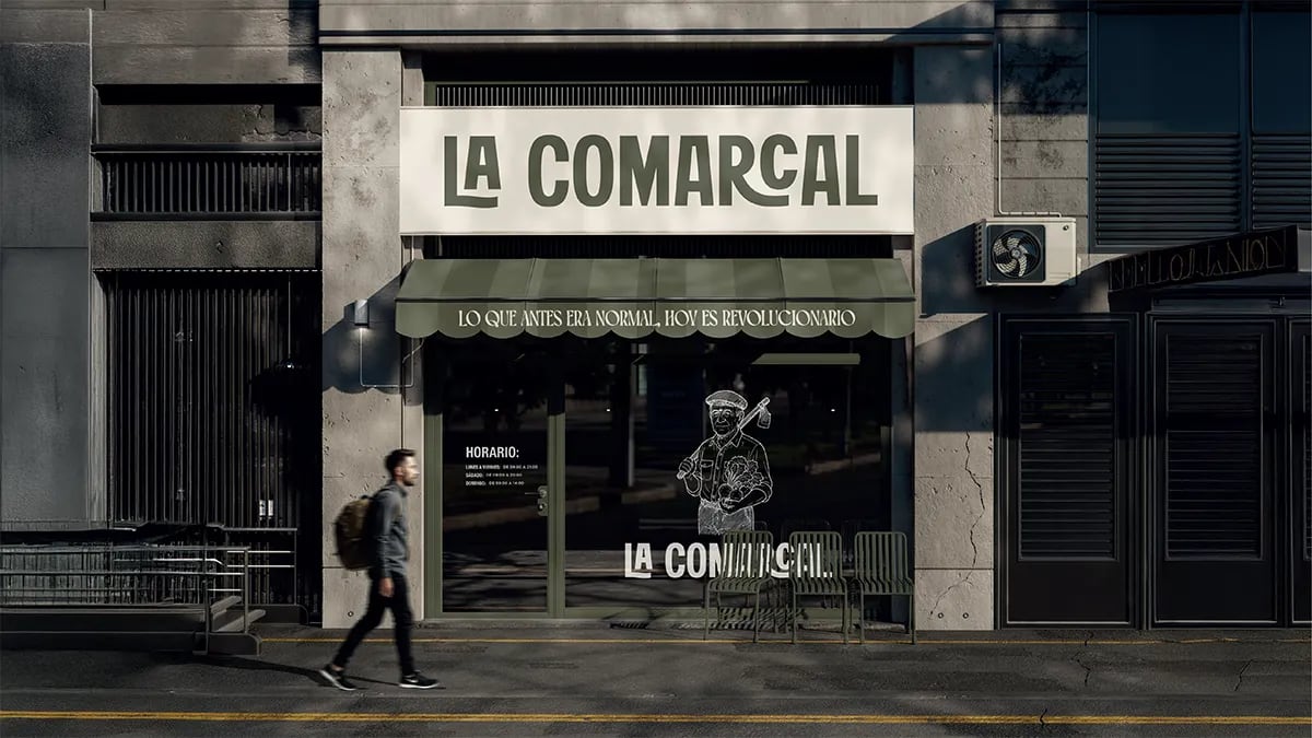 Fachada de tienda La Comarcal con rótulo, toldo verde y vinilo de agricultor, de Maren Alberdi Hernández, alumna de Diseño Gráfico y Motion Graphics en TRAZOS