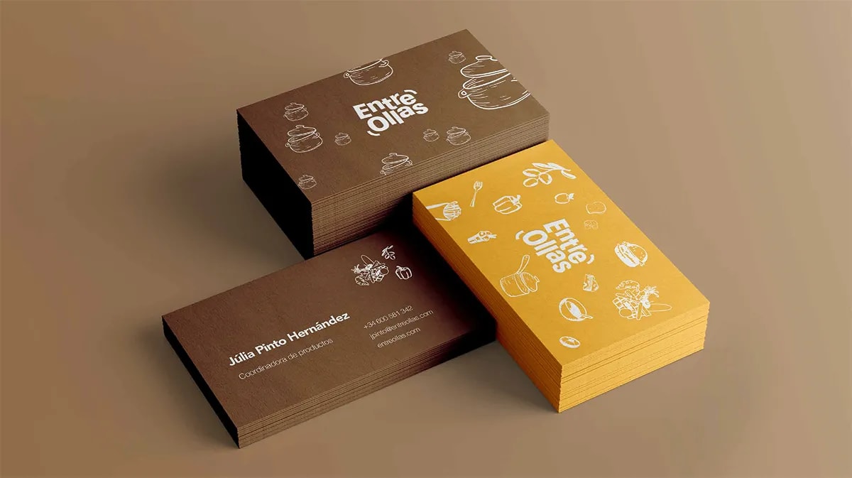 Tarjetas de visita de la marca de comida Entre Ollas en tonos marrón y amarillo con ilustraciones, de Marina Gabilondo Calleja, alumna de Diseño Gráfico y Motion Graphics en TRAZOS