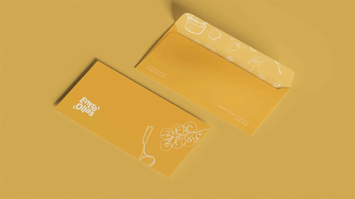 Sobre corporativo amarillo de la marca Entre Ollas con ilustraciones de utensilios de cocina, de Marina Gabilondo Calleja, alumna de Diseño Gráfico y Motion Graphics en TRAZOS