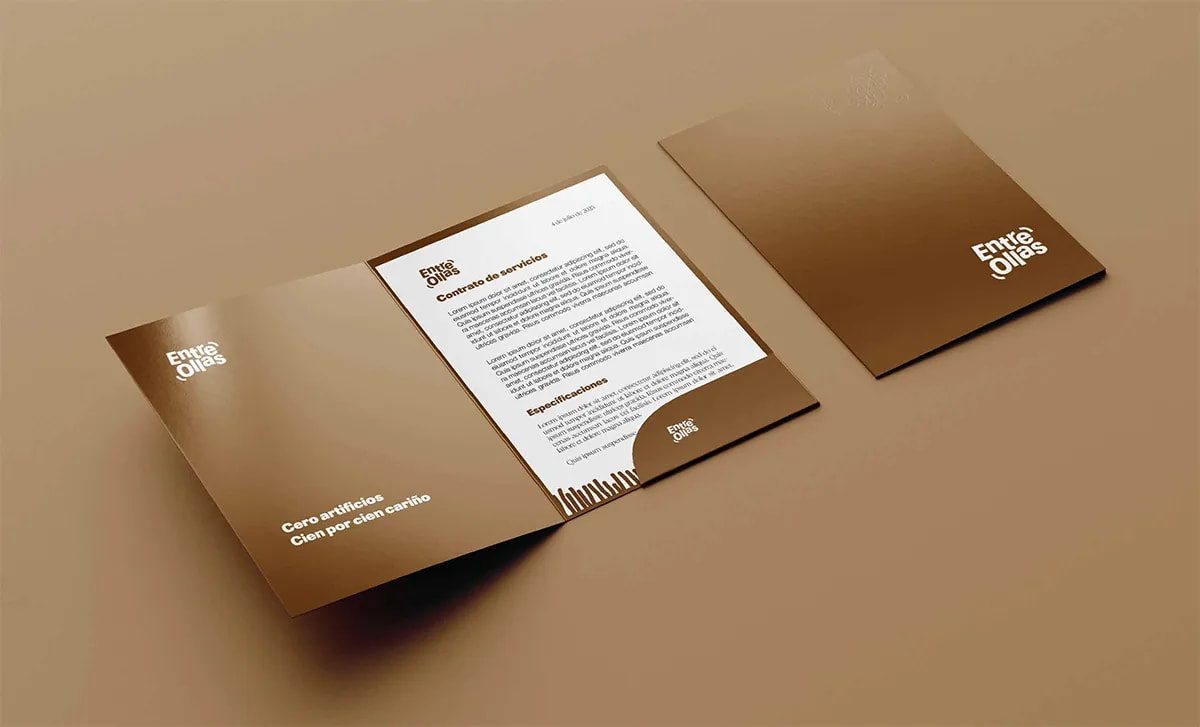 Carpeta de documentos de la marca Entre Ollas con contrato de servicios y acabado dorado, de Marina Gabilondo Calleja, alumna de Diseño Gráfico y Motion Graphics en TRAZOS