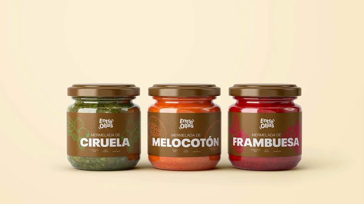 Tarros de mermelada de ciruela, melocotón y frambuesa de la marca Entre Ollas, de Marina Gabilondo Calleja, alumna de Diseño Gráfico y Motion Graphics en TRAZOS