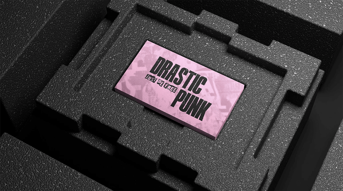 Tarjeta de DRASTIC PUNK presentada en su caja, de Lucía San Miguel, alumna de Diseño Gráfico y Motion Graphics en TRAZOS