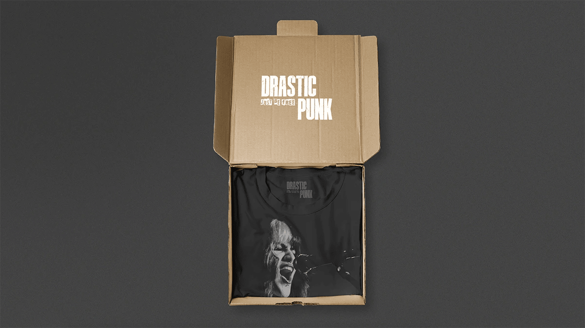 Caja de merchandising de DRASTIC PUNK con camiseta, de Lucía San Miguel, alumna de Diseño Gráfico y Motion Graphics en TRAZOS