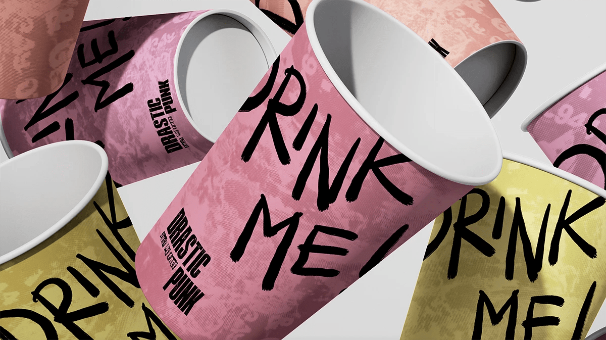 Vasos de DRASTIC PUNK con el mensaje Drink Me, de Lucía San Miguel, alumna de Diseño Gráfico y Motion Graphics en TRAZOS
