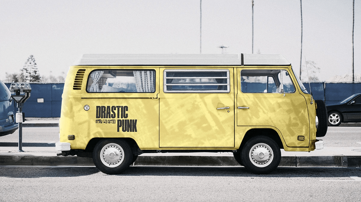 Furgoneta rotulada con la marca DRASTIC PUNK, de Lucía San Miguel, alumna de Diseño Gráfico y Motion Graphics en TRAZOS