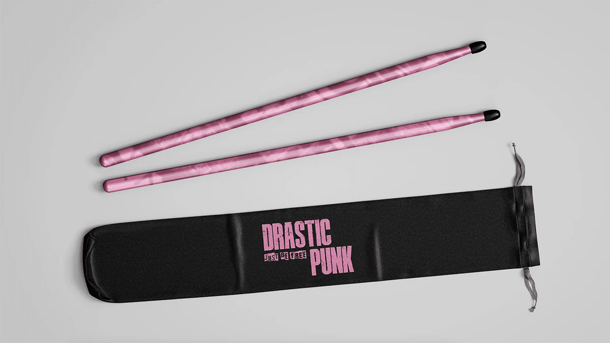 Baquetas y funda de merchandising de DRASTIC PUNK, de Lucía San Miguel, alumna de Diseño Gráfico y Motion Graphics en TRAZOS