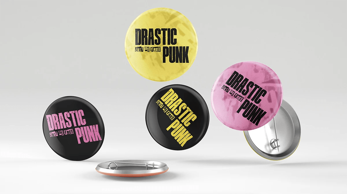 Chapas de merchandising de DRASTIC PUNK, de Lucía San Miguel, alumna de Diseño Gráfico y Motion Graphics en TRAZOS