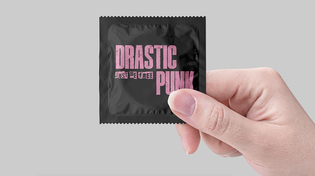 Sobre flowpack de merchandising de DRASTIC PUNK, de Lucía San Miguel, alumna de Diseño Gráfico y Motion Graphics en TRAZOS