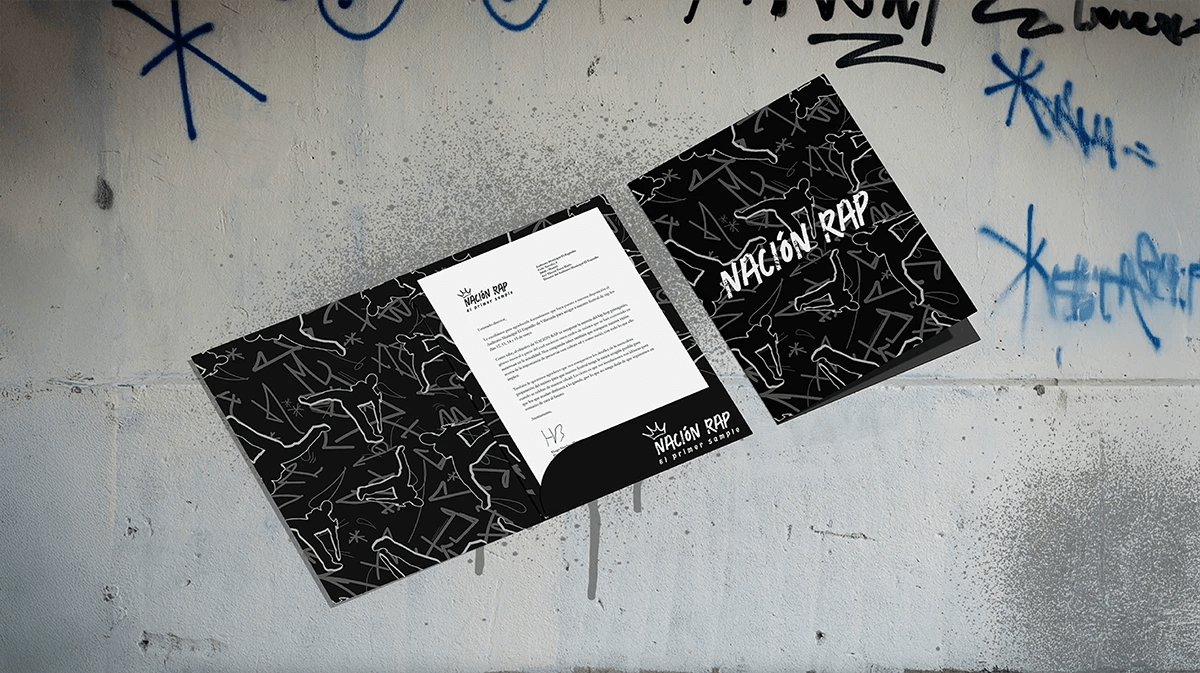 Carpeta y carta corporativa del festival Nación Rap sobre un muro con grafiti, de Hugo Sánchez Herrero, alumno de Diseño Gráfico y Motion Graphics en TRAZOS