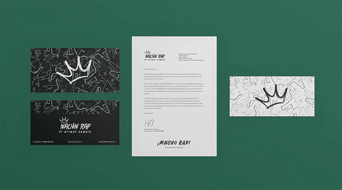 Conjunto de papelería corporativa del festival Nación Rap sobre fondo verde, de Hugo Sánchez Herrero, alumno de Diseño Gráfico y Motion Graphics en TRAZOS