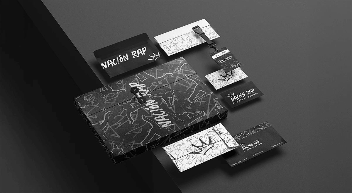 Kit de papelería del festival Nación Rap con caja, acreditación y tarjetas, de Hugo Sánchez Herrero, alumno de Diseño Gráfico y Motion Graphics en TRAZOS