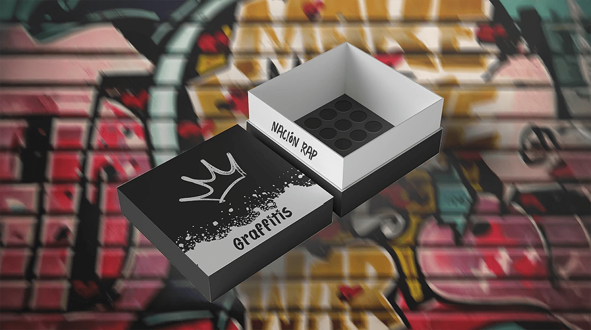 Caja de productos Graffitis del festival Nación Rap sobre pared pintada, de Hugo Sánchez Herrero, alumno de Diseño Gráfico y Motion Graphics en TRAZOS