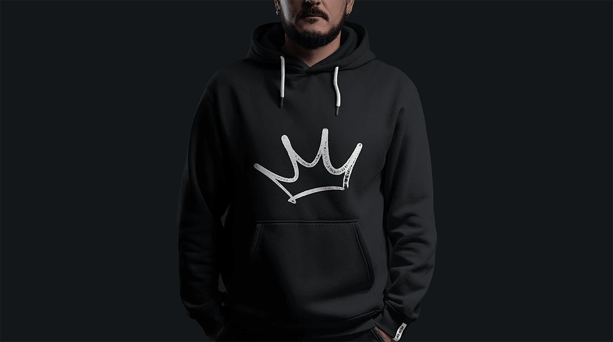 Sudadera negra del festival Nación Rap con el logotipo de corona de grafiti, de Hugo Sánchez Herrero, alumno de Diseño Gráfico y Motion Graphics en TRAZOS