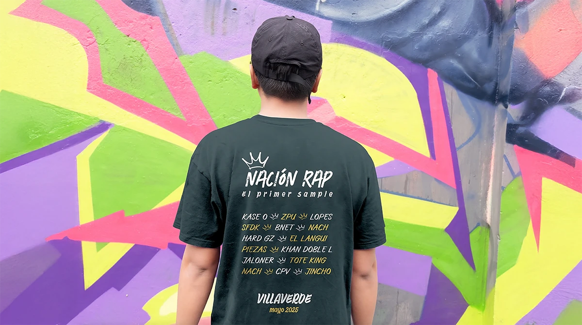 Camiseta negra del festival Nación Rap con el cartel de artistas a la espalda, de Hugo Sánchez Herrero, alumno de Diseño Gráfico y Motion Graphics en TRAZOS
