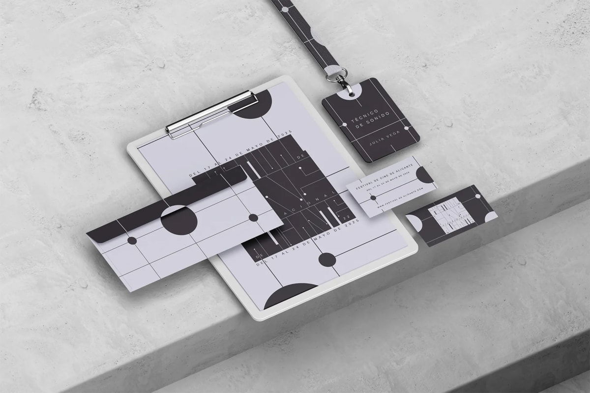 Papeleria geométrica en blanco y negro del Festival Internacional de Alicante con portafolios y acreditación, de Ane Gómez Martín, alumna de Diseño Gráfico y Motion Graphics en TRAZOS