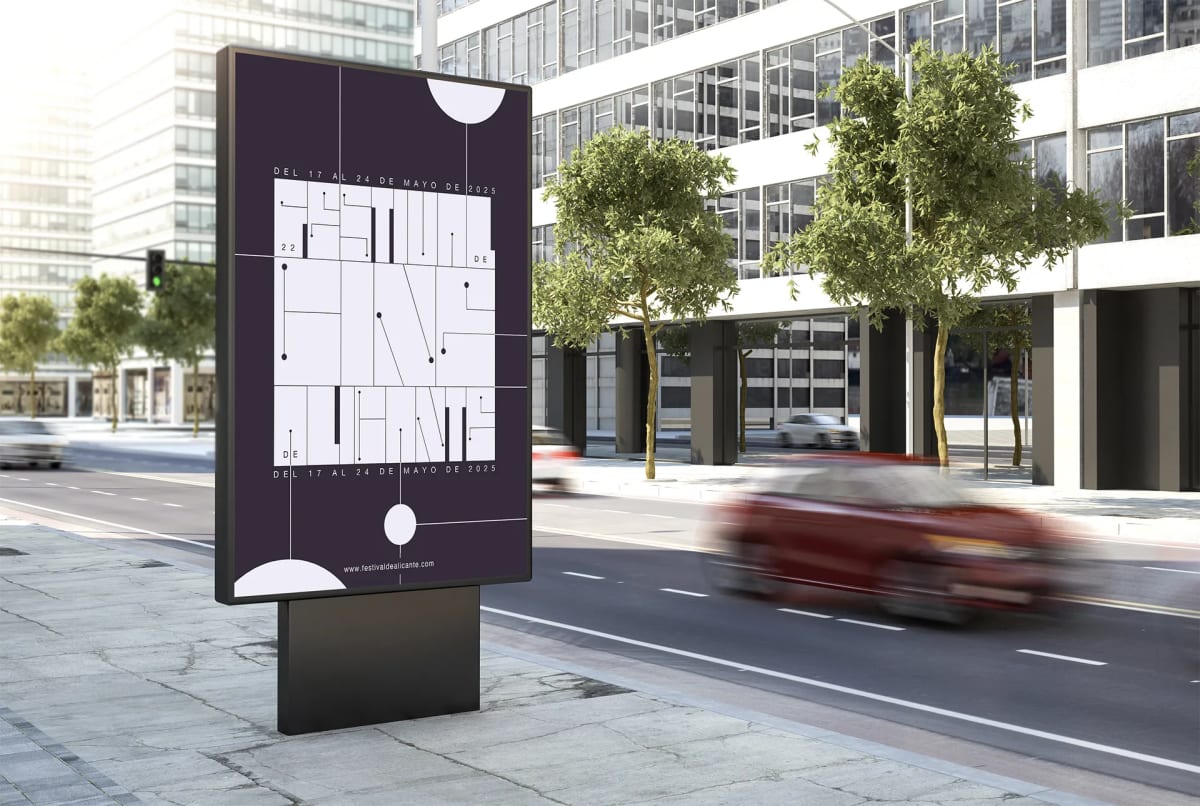 Mupi del Festival Internacional de Alicante con diseño geométrico morado en una calle, de Ane Gómez Martín, alumna de Diseño Gráfico y Motion Graphics en TRAZOS