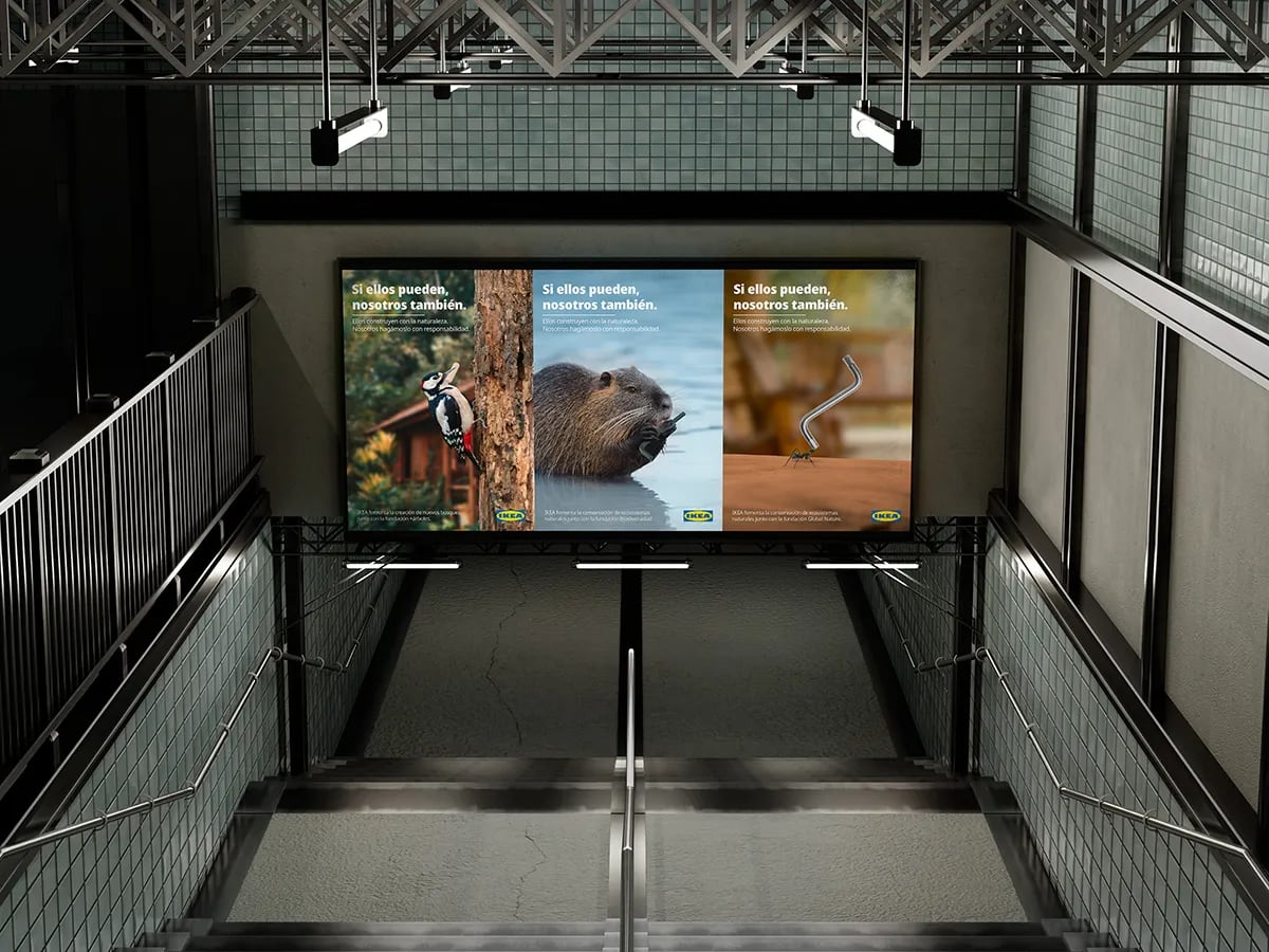Carteles de la campaña IKEA Sostenible en una estación con escaleras, de Maren Alberdi Hernández, alumna de Diseño Gráfico y Motion Graphics en TRAZOS