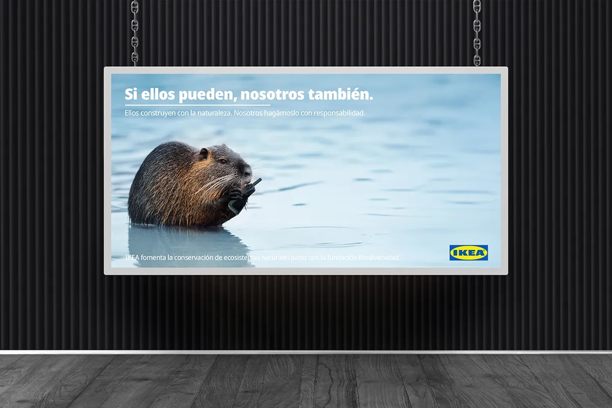 Cartel de IKEA Sostenible con una nutria mordiendo una llave Allen, de Maren Alberdi Hernández, alumna de Diseño Gráfico y Motion Graphics en TRAZOS