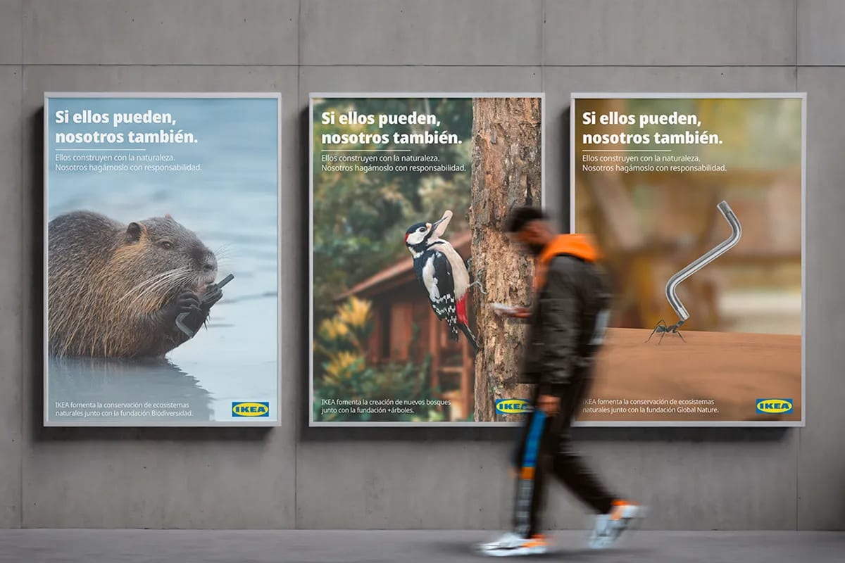 Tres carteles de la campaña IKEA Sostenible en una pared de hormigón, de Maren Alberdi Hernández, alumna de Diseño Gráfico y Motion Graphics en TRAZOS