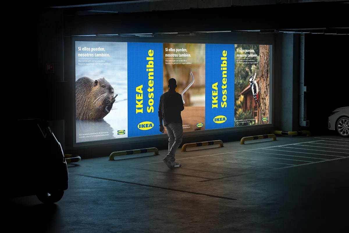 Carteles de la campaña IKEA Sostenible en un aparcamiento, de Maren Alberdi Hernández, alumna de Diseño Gráfico y Motion Graphics en TRAZOS