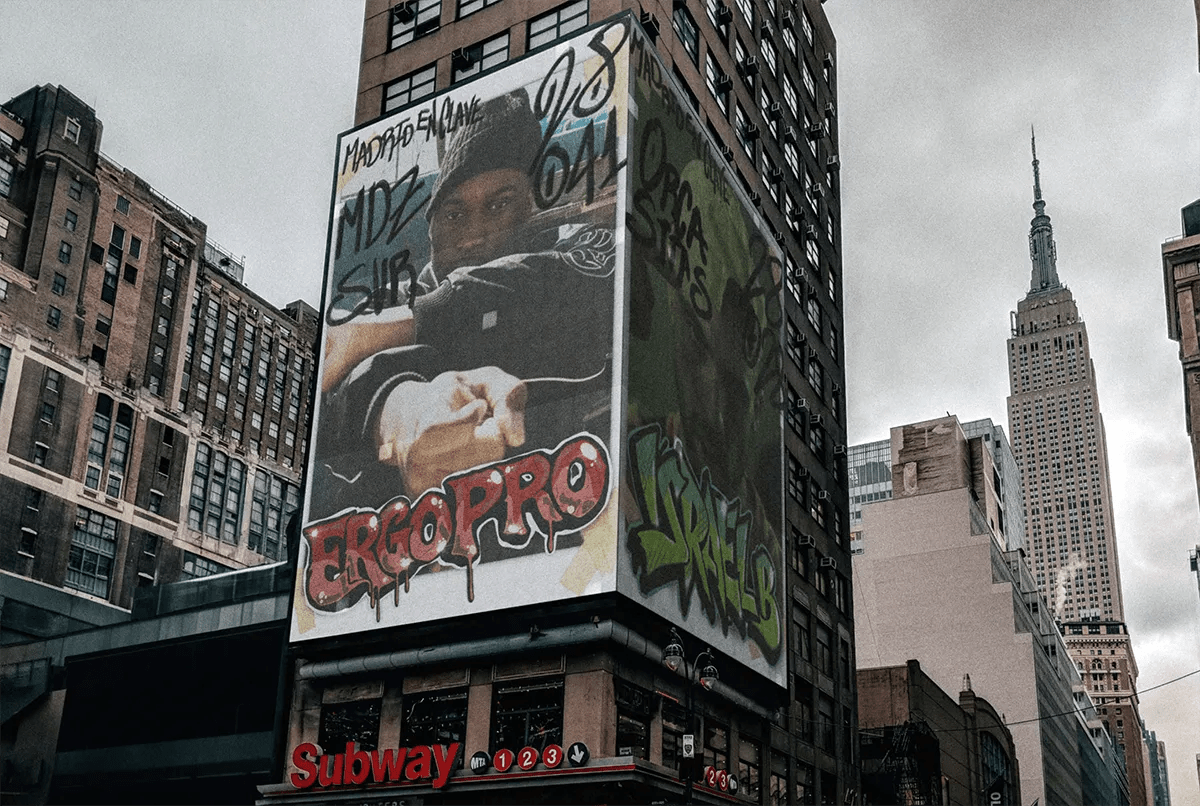 Lonas de gran formato de Pxxtas del Rap en un edificio de la ciudad, de Gonzalo Martínez Gómez, alumno de Diseño Gráfico y Motion Graphics en TRAZOS
