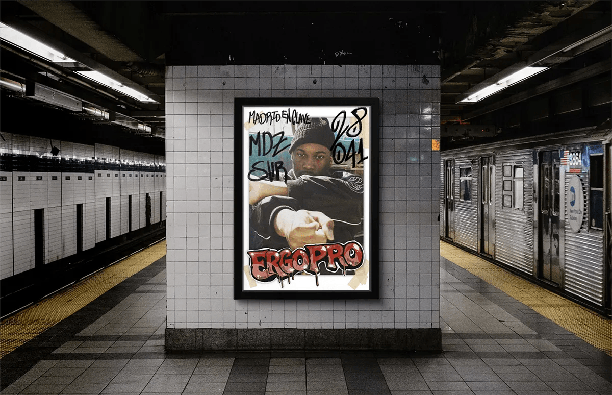 Cartel iluminado de Pxxtas del Rap en el andén del metro, de Gonzalo Martínez Gómez, alumno de Diseño Gráfico y Motion Graphics en TRAZOS