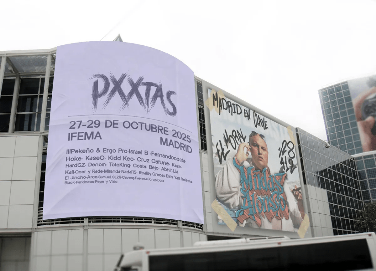 Lonas de Pxxtas del Rap en la fachada de un recinto con el cartel del festival, de Gonzalo Martínez Gómez, alumno de Diseño Gráfico y Motion Graphics en TRAZOS