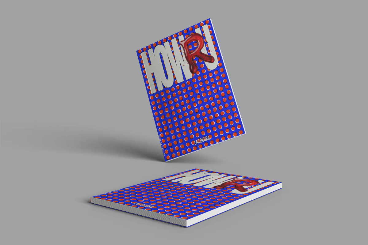 Dos ejemplares de la revista How R U flotando sobre fondo gris, de Alexander y Neus, alumnos de Diseño Gráfico y Motion Graphics en TRAZOS